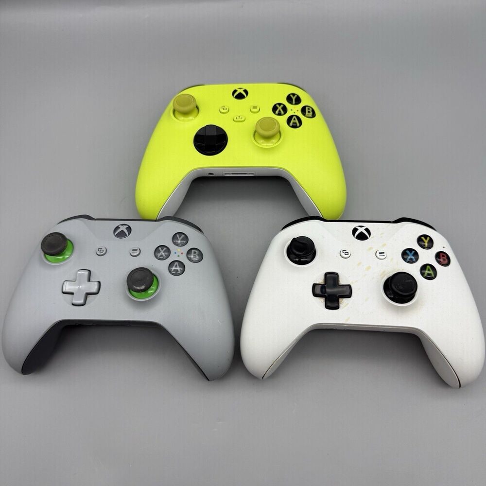 Xbox Controllers For Xbox One / Xbox Series X Set Of 3 (Untested For Parts Only)
